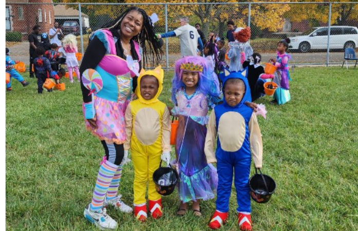  family dressed in halloween Costumes